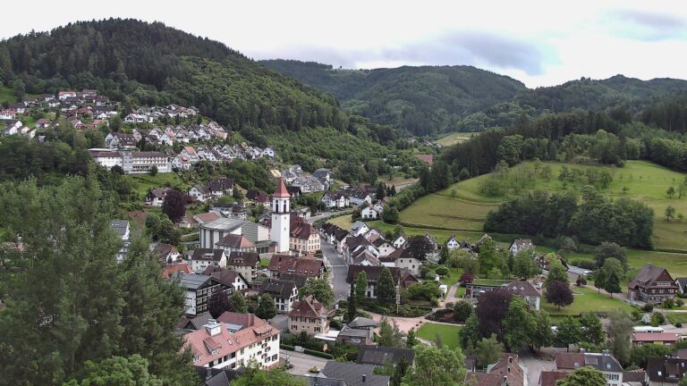 Dieses Bild zeigt eine Webcam-Aufnahme von Ottenhöfen, aufgenommen am Freitag, den 05.06.2026 um 06:10 Uhr
