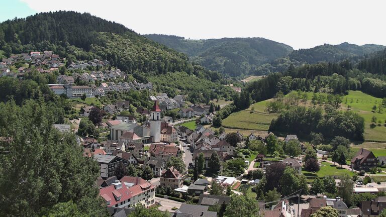 Dieses Bild zeigt eine Webcam-Aufnahme von Ottenhöfen, aufgenommen am Freitag, den 19.06.2026 um 14:20 Uhr
