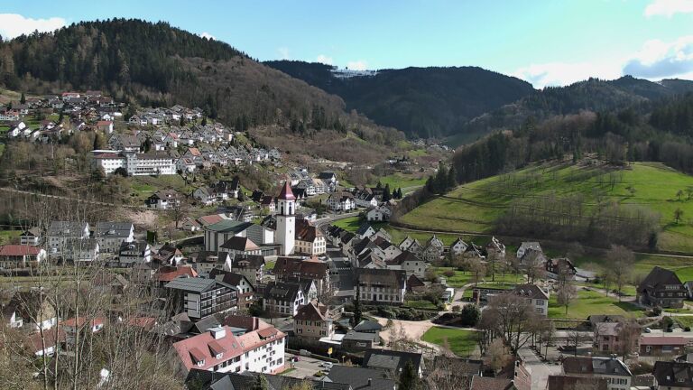 Dieses Bild zeigt eine Webcam-Aufnahme von Ottenhöfen, aufgenommen am Mittwoch, den 01.04.2026 um 16:20 Uhr