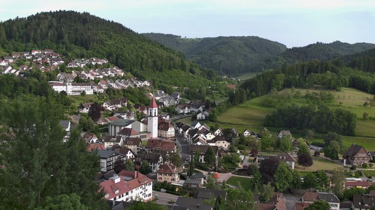Dieses Bild zeigt eine Webcam-Aufnahme von Ottenhöfen, aufgenommen am Sonntag, den 24.05.2026 um 19:20 Uhr