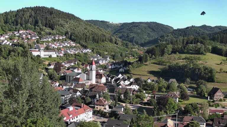 Dieses Bild zeigt eine Webcam-Aufnahme von Ottenhöfen, aufgenommen am Samstag, den 04.07.2026 um 19:00 Uhr