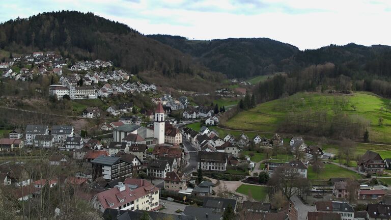 Dieses Bild zeigt eine Webcam-Aufnahme von Ottenhöfen, aufgenommen am Samstag, den 04.04.2026 um 18:10 Uhr