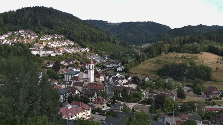 Dieses Bild zeigt eine Webcam-Aufnahme von Ottenhöfen, aufgenommen am Mittwoch, den 05.08.2026 um 19:20 Uhr
