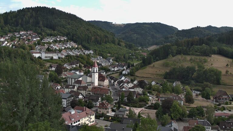 Dieses Bild zeigt eine Webcam-Aufnahme von Ottenhöfen, aufgenommen am Samstag, den 15.08.2026 um 17:30 Uhr