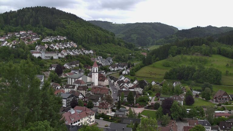 Dieses Bild zeigt eine Webcam-Aufnahme von Ottenhöfen, aufgenommen am Mittwoch, den 20.05.2026 um 17:20 Uhr