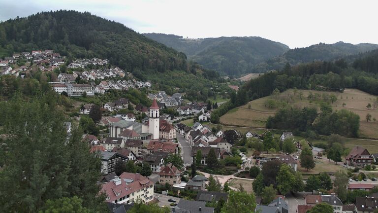 Dieses Bild zeigt eine Webcam-Aufnahme von Ottenhöfen, aufgenommen am Dienstag, den 25.08.2026 um 17:00 Uhr