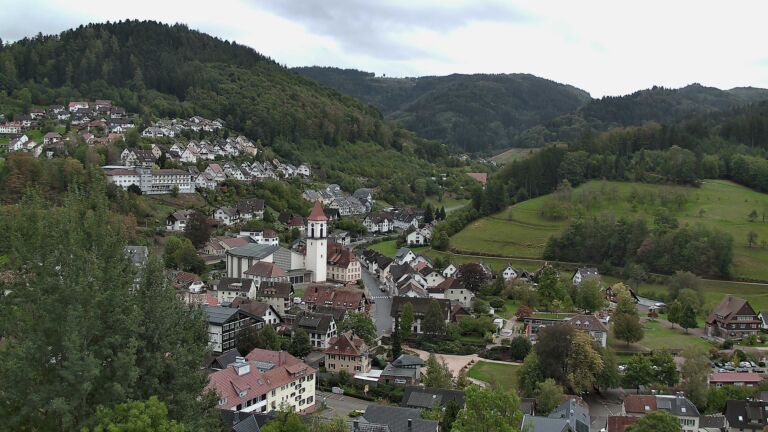 Dieses Bild zeigt eine Webcam-Aufnahme von Ottenhöfen, aufgenommen am Sonntag, den 11.10.2026 um 14:10 Uhr