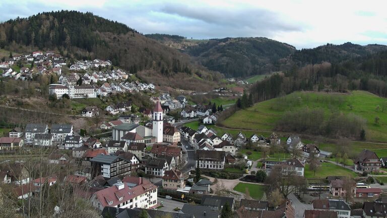 Dieses Bild zeigt eine Webcam-Aufnahme von Ottenhöfen, aufgenommen am Samstag, den 04.04.2026 um 19:10 Uhr