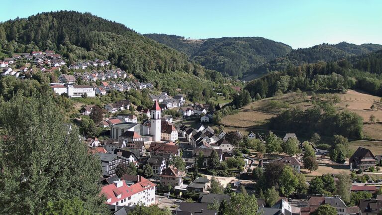 Dieses Bild zeigt eine Webcam-Aufnahme von Ottenhöfen, aufgenommen am Donnerstag, den 13.08.2026 um 17:40 Uhr