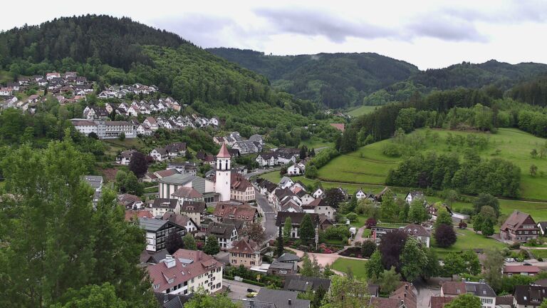 Dieses Bild zeigt eine Webcam-Aufnahme von Ottenhöfen, aufgenommen am Montag, den 11.05.2026 um 08:10 Uhr