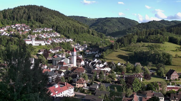 Dieses Bild zeigt eine Webcam-Aufnahme von Ottenhöfen, aufgenommen am Freitag, den 05.06.2026 um 19:30 Uhr