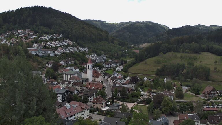 Dieses Bild zeigt eine Webcam-Aufnahme von Ottenhöfen, aufgenommen am Donnerstag, den 10.09.2026 um 13:00 Uhr