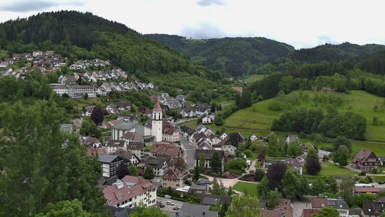 Dieses Bild zeigt eine Webcam-Aufnahme von Ottenhöfen, aufgenommen am Montag, den 18.05.2026 um 13:00 Uhr