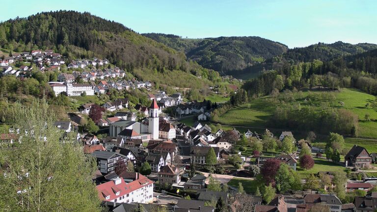 Dieses Bild zeigt eine Webcam-Aufnahme von Ottenhöfen, aufgenommen am Freitag, den 24.04.2026 um 18:20 Uhr
