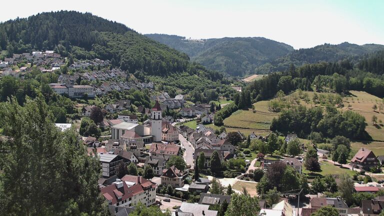 Dieses Bild zeigt eine Webcam-Aufnahme von Ottenhöfen, aufgenommen am Freitag, den 10.07.2026 um 12:10 Uhr