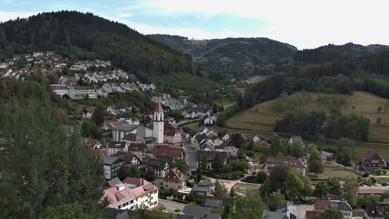 Dieses Bild zeigt eine Webcam-Aufnahme von Ottenhöfen, aufgenommen am Freitag, den 28.08.2026 um 16:00 Uhr