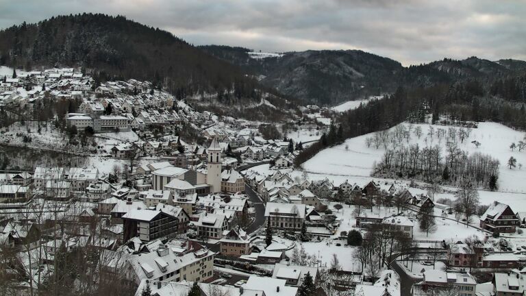 Dieses Bild zeigt eine Webcam-Aufnahme von Ottenhöfen, aufgenommen am Sonntag, den 04.01.2026 um 16:00 Uhr