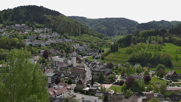 Dieses Bild zeigt eine Webcam-Aufnahme von Ottenhöfen, aufgenommen am Dienstag, den 28.04.2026 um 13:00 Uhr