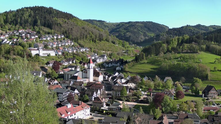 Dieses Bild zeigt eine Webcam-Aufnahme von Ottenhöfen, aufgenommen am Samstag, den 25.04.2026 um 18:10 Uhr