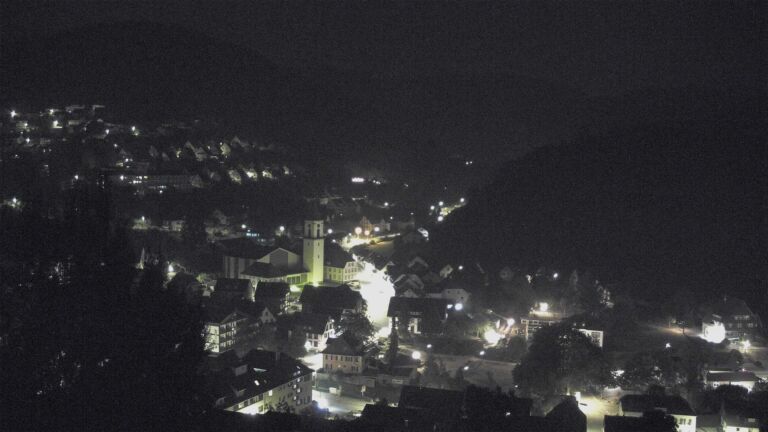 Dieses Bild zeigt eine Webcam-Aufnahme von Ottenhöfen, aufgenommen am Montag, den 17.08.2026 um 05:00 Uhr