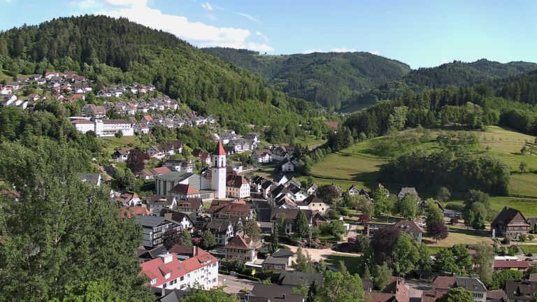 Dieses Bild zeigt eine Webcam-Aufnahme von Ottenhöfen, aufgenommen am Samstag, den 23.05.2026 um 18:00 Uhr
