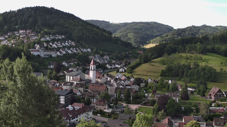 Dieses Bild zeigt eine Webcam-Aufnahme von Ottenhöfen, aufgenommen am Sonntag, den 07.06.2026 um 08:30 Uhr