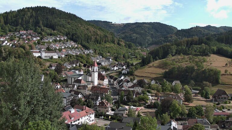 Dieses Bild zeigt eine Webcam-Aufnahme von Ottenhöfen, aufgenommen am Freitag, den 21.08.2026 um 17:00 Uhr