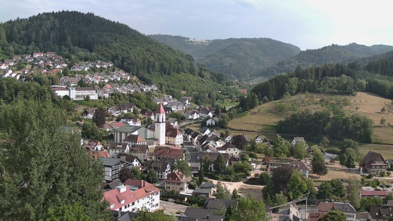 Dieses Bild zeigt eine Webcam-Aufnahme von Ottenhöfen, aufgenommen am Freitag, den 31.07.2026 um 17:40 Uhr