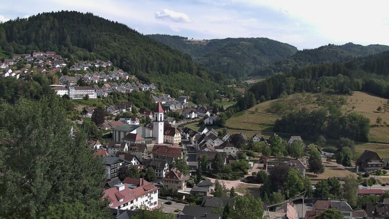 Dieses Bild zeigt eine Webcam-Aufnahme von Ottenhöfen, aufgenommen am Donnerstag, den 16.07.2026 um 17:00 Uhr
