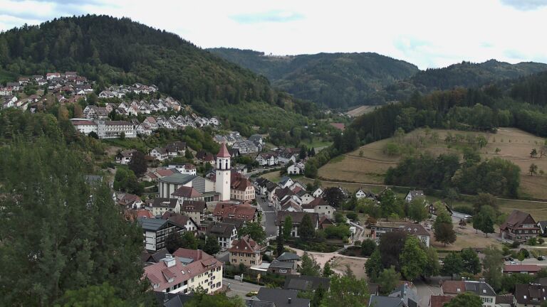 Dieses Bild zeigt eine Webcam-Aufnahme von Ottenhöfen, aufgenommen am Montag, den 17.08.2026 um 17:50 Uhr