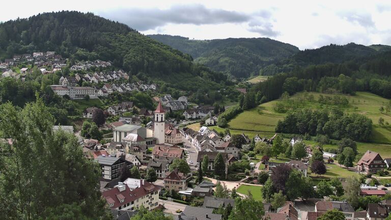 Dieses Bild zeigt eine Webcam-Aufnahme von Ottenhöfen, aufgenommen am Montag, den 01.06.2026 um 10:20 Uhr