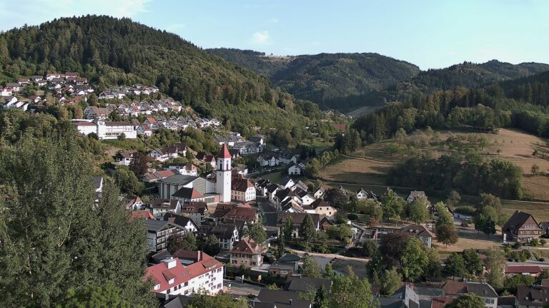 Dieses Bild zeigt eine Webcam-Aufnahme von Ottenhöfen, aufgenommen am Samstag, den 15.08.2026 um 18:50 Uhr