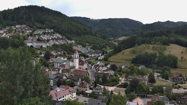 Dieses Bild zeigt eine Webcam-Aufnahme von Ottenhöfen, aufgenommen am Montag, den 13.07.2026 um 14:50 Uhr