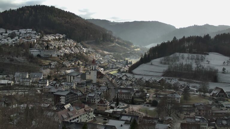 Dieses Bild zeigt eine Webcam-Aufnahme von Ottenhöfen, aufgenommen am Dienstag, den 30.12.2025 um 13:20 Uhr