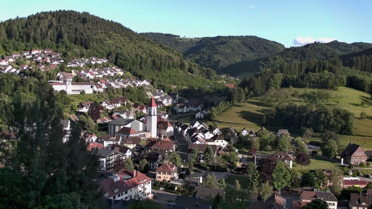 Dieses Bild zeigt eine Webcam-Aufnahme von Ottenhöfen, aufgenommen am Freitag, den 05.06.2026 um 19:50 Uhr