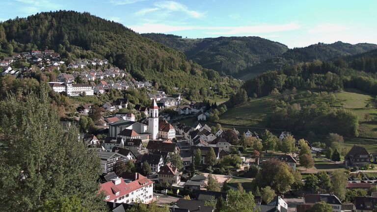 Dieses Bild zeigt eine Webcam-Aufnahme von Ottenhöfen, aufgenommen am Samstag, den 26.09.2026 um 17:00 Uhr