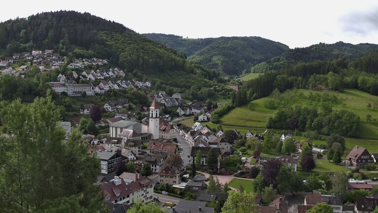 Dieses Bild zeigt eine Webcam-Aufnahme von Ottenhöfen, aufgenommen am Montag, den 18.05.2026 um 10:00 Uhr