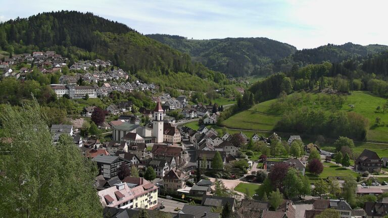 Dieses Bild zeigt eine Webcam-Aufnahme von Ottenhöfen, aufgenommen am Montag, den 27.04.2026 um 15:20 Uhr