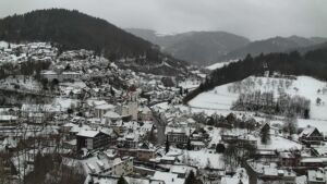 Dieses Bild zeigt eine Webcam-Aufnahme von Ottenhöfen, aufgenommen am Donnerstag, den 08.01.2026 um 14:00 Uhr