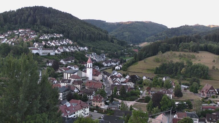 Dieses Bild zeigt eine Webcam-Aufnahme von Ottenhöfen, aufgenommen am Freitag, den 24.07.2026 um 06:30 Uhr