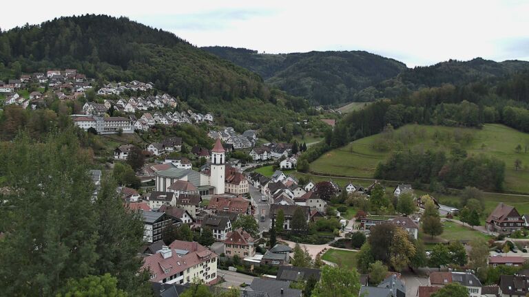 Dieses Bild zeigt eine Webcam-Aufnahme von Ottenhöfen, aufgenommen am Dienstag, den 13.10.2026 um 13:00 Uhr