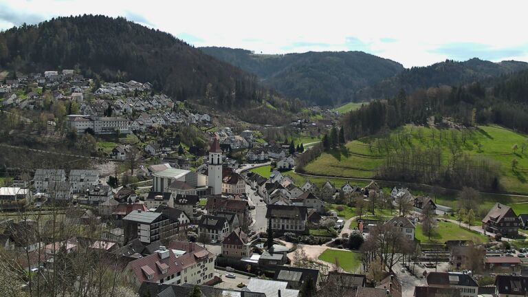 Dieses Bild zeigt eine Webcam-Aufnahme von Ottenhöfen, aufgenommen am Sonntag, den 05.04.2026 um 12:30 Uhr