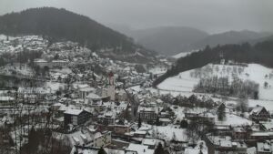 Dieses Bild zeigt eine Webcam-Aufnahme von Ottenhöfen, aufgenommen am Donnerstag, den 08.01.2026 um 16:00 Uhr