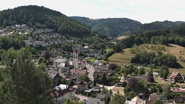 Dieses Bild zeigt eine Webcam-Aufnahme von Ottenhöfen, aufgenommen am Montag, den 13.07.2026 um 11:00 Uhr