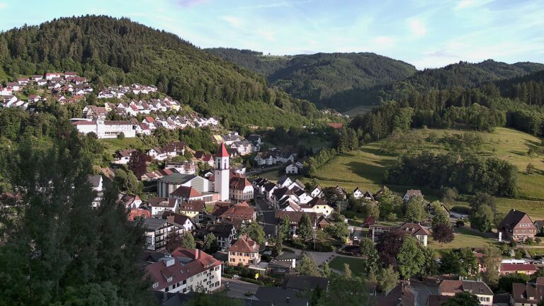 Dieses Bild zeigt eine Webcam-Aufnahme von Ottenhöfen, aufgenommen am Montag, den 01.06.2026 um 19:50 Uhr