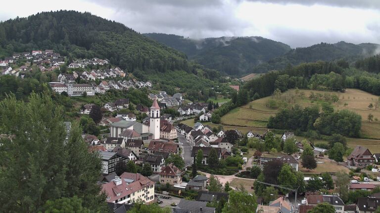 Dieses Bild zeigt eine Webcam-Aufnahme von Ottenhöfen, aufgenommen am Montag, den 27.07.2026 um 08:30 Uhr