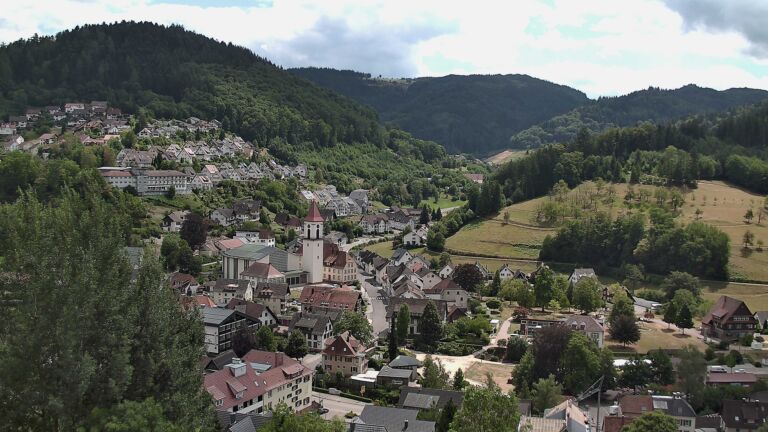 Dieses Bild zeigt eine Webcam-Aufnahme von Ottenhöfen, aufgenommen am Montag, den 27.07.2026 um 14:10 Uhr