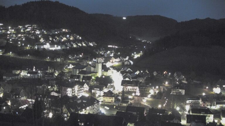 Dieses Bild zeigt eine Webcam-Aufnahme von Ottenhöfen, aufgenommen am Freitag, den 19.12.2025 um 17:20 Uhr