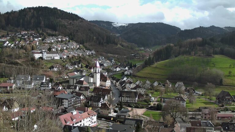 Dieses Bild zeigt eine Webcam-Aufnahme von Ottenhöfen, aufgenommen am Montag, den 30.03.2026 um 17:00 Uhr