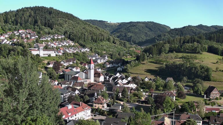 Dieses Bild zeigt eine Webcam-Aufnahme von Ottenhöfen, aufgenommen am Samstag, den 04.07.2026 um 19:10 Uhr